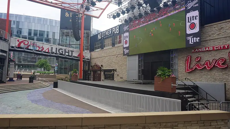The open plaza and stage at the Power & Light District